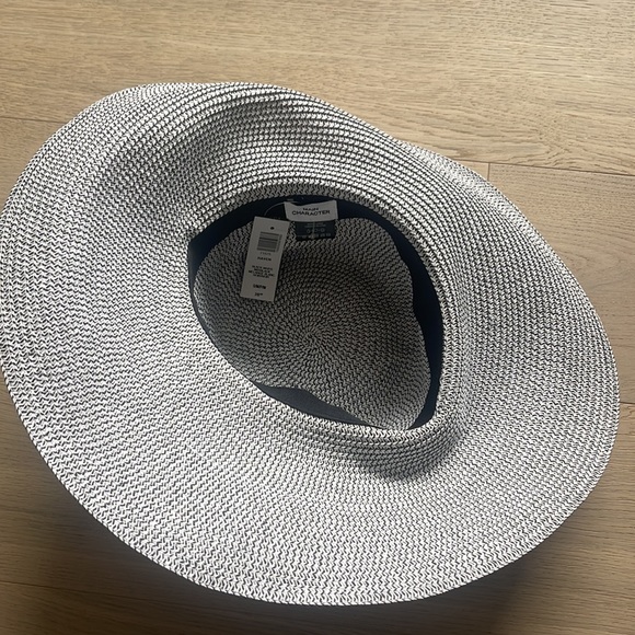 Black and white floppy wide brim hat main character from aritzia - Picture 2 of 3